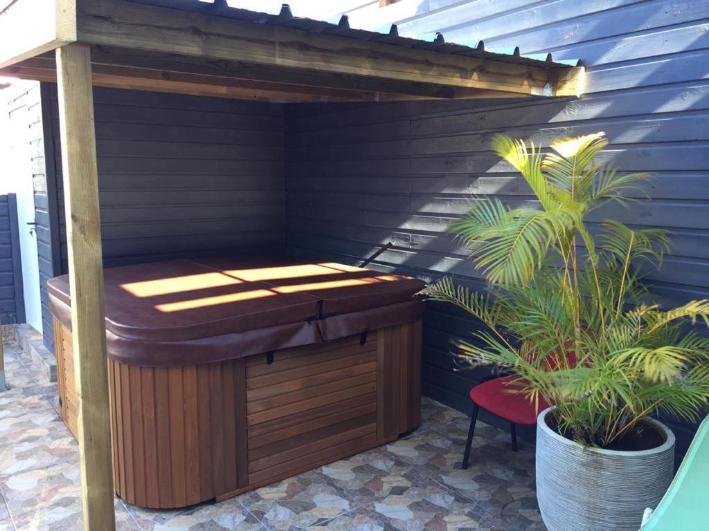 Nicole Residence Avec Piscine Chauffee & Jacuzzi Saint-André Exterior foto