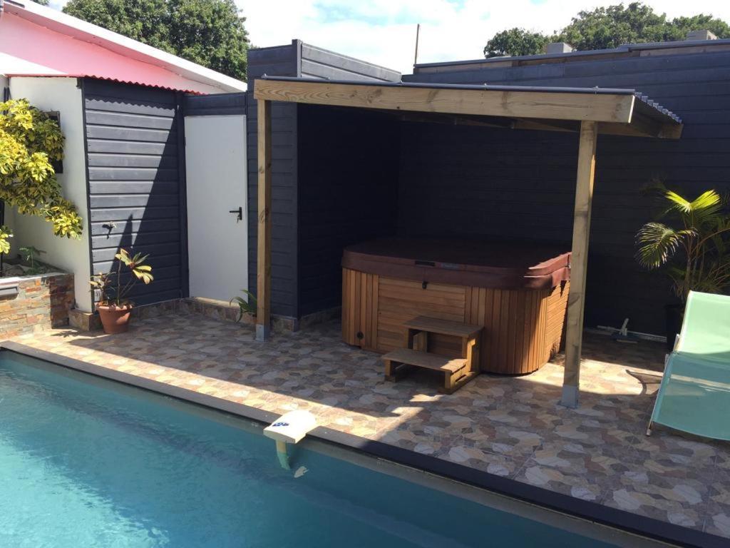 Nicole Residence Avec Piscine Chauffee & Jacuzzi Saint-André Exterior foto
